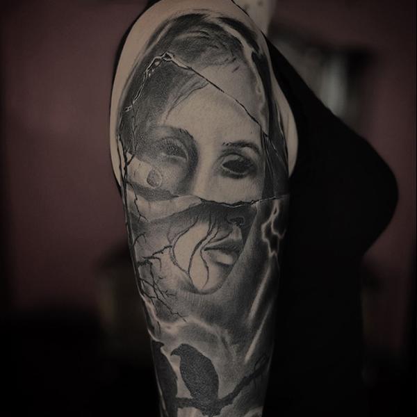 Detailreiches Arm-Tattoo in Köln mit weiblichem Porträt, Blitz und Rabe