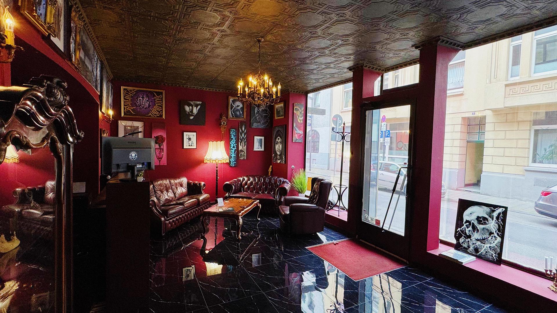Innenansicht eines stilvollen Tattoo Studios in Köln